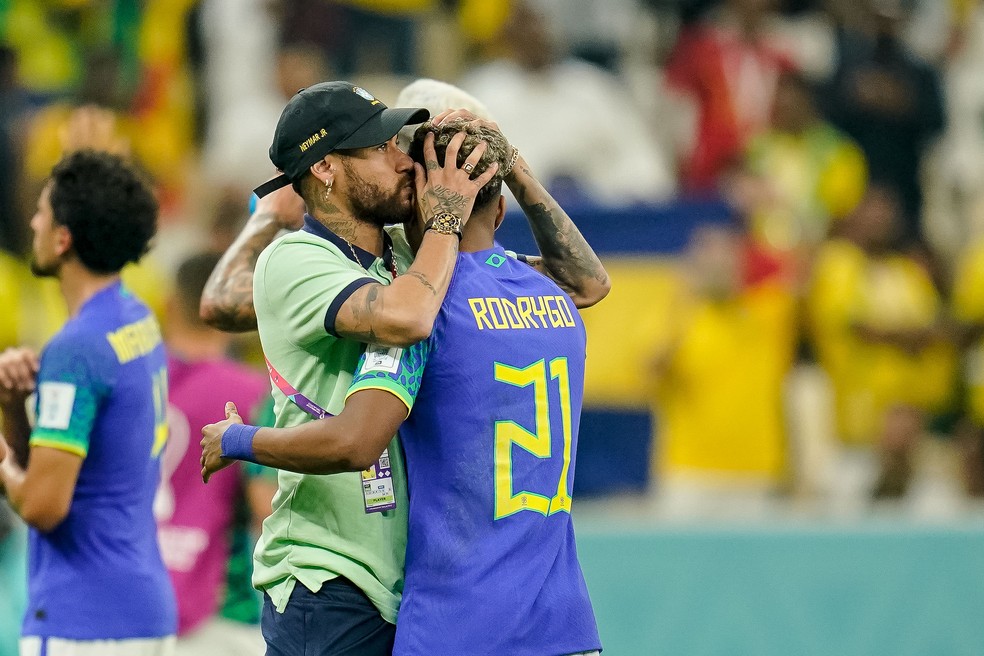 Neymar abraa Rodrygo aps derrota do Brasil para Camares  Foto: DeFodi Images