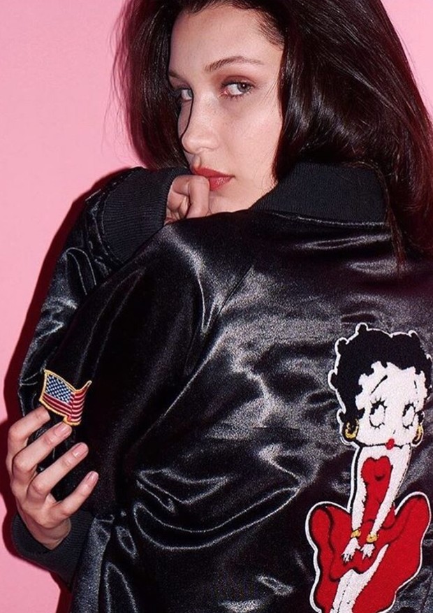 Kendall Jenner usa jaqueta Supreme em foto by Terry Richardson (Foto: Reprodução)