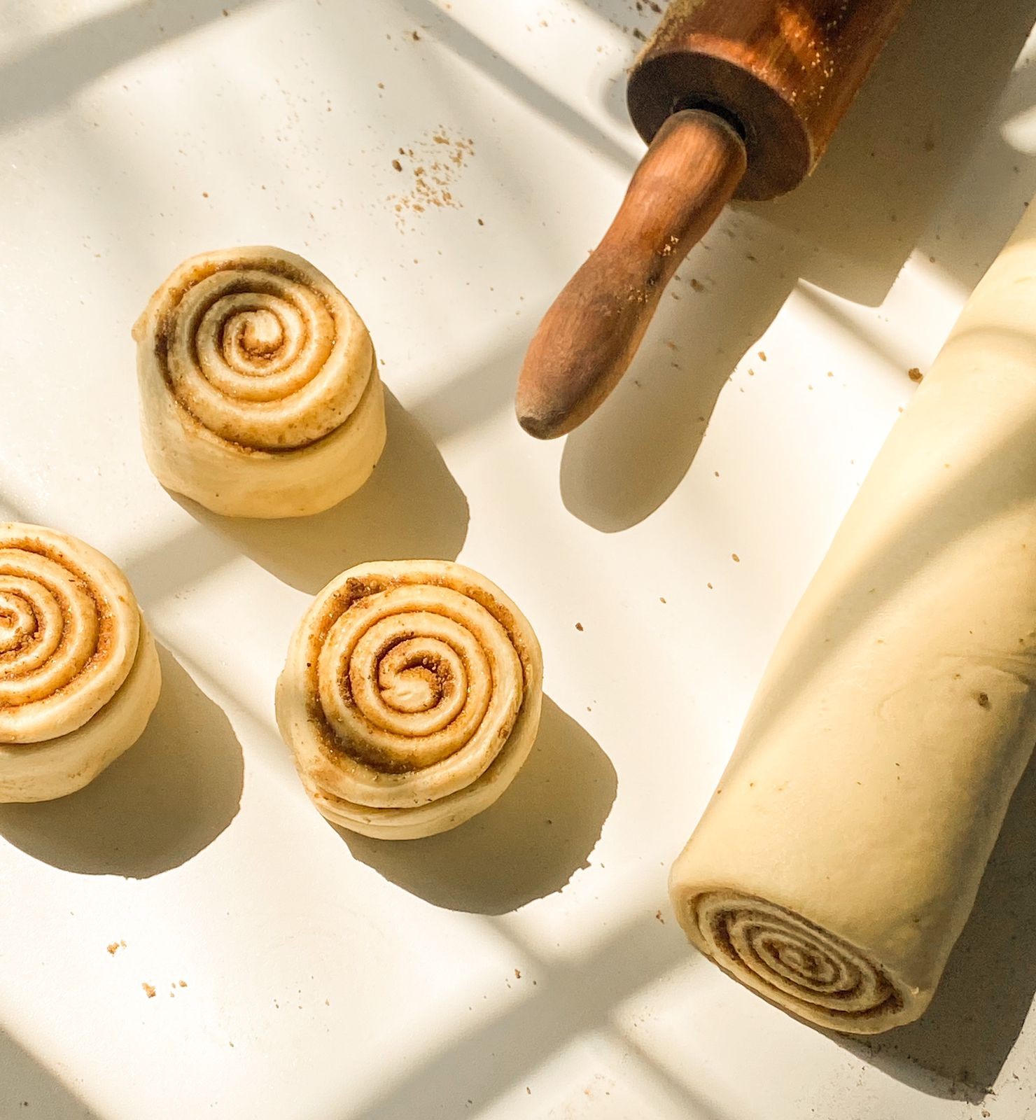 Os cinnamon rolls são feitos com massa tipo de brioche e canela em pó, com formato de espiral (Foto: Divulgação)
