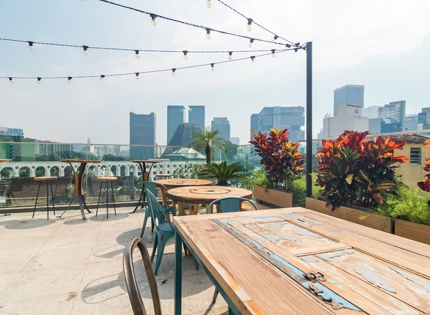 "No rooftop, as cores são vivas assim como a Lapa, que tem muito movimento", afirma a designer de interiores Monica Fidelix (Foto: Divulgação)
