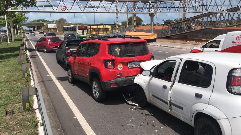 Engavetamento entre 5 carros provoca lentidão no trânsito na BR 101, em Neópolis. — Foto: Kleber Teixeira/Inter TV Cabugi