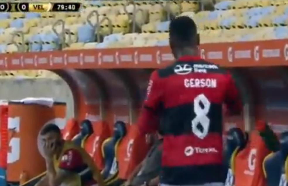 Gerson joga garrafa irritado em Flamengo x Vélez — Foto: Reprodução/Fox Sports