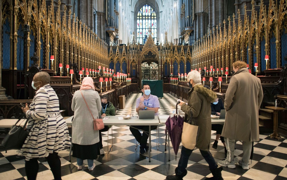 Pessoas chegam para tomar vacina contra Covid-19 no Poet’s Corner, dentro da Abadia de Westminster, em Londres, em foto de 10 de março — Foto: Stefan Rousseau/PA via AP