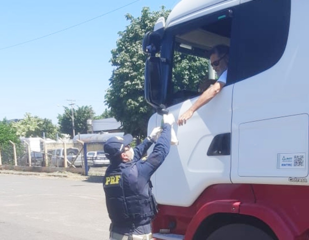 Cerca de 50 kits com lanche e refrigerante foram distribuídos nesta terça-feira a caminhoneiros  — Foto: Polícia Rodoviária Federal/Divulgação