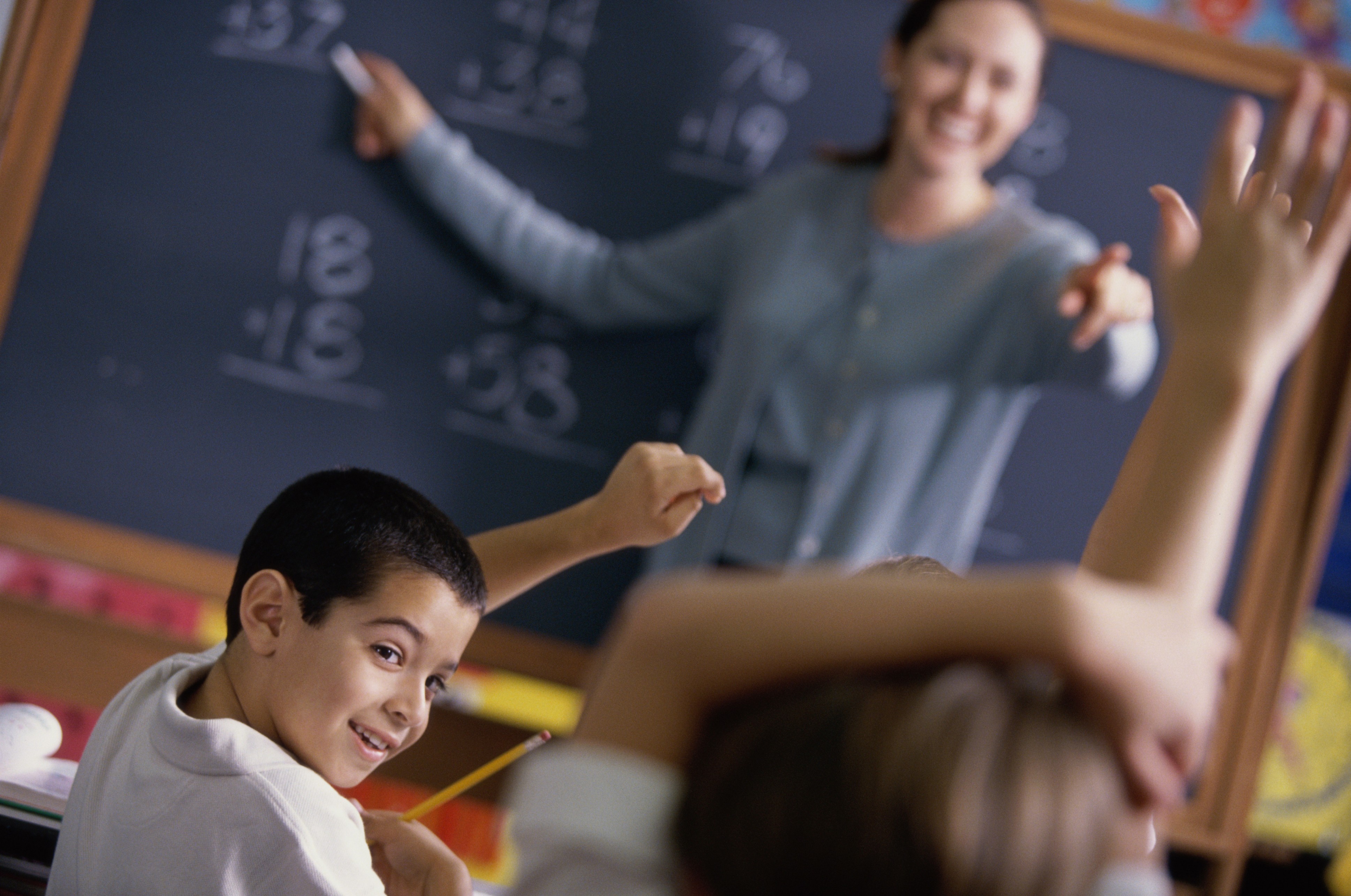 Professor ensina os alunos na escola (Foto: Thinkstock)