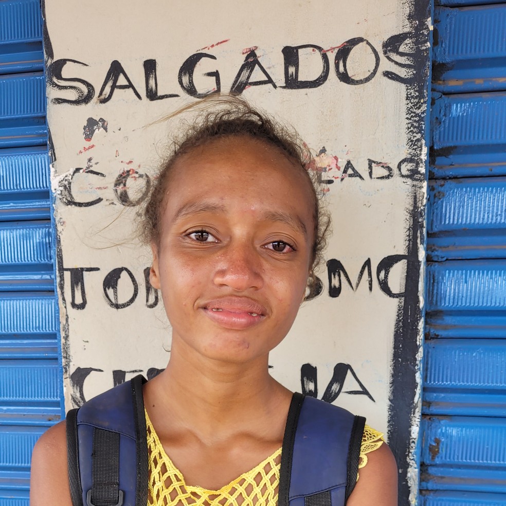 Francisca Batista de Oliveira Neta, de 18 anos, que tem uma filha de 2 anos, começaram a receber o benefício há três meses — Foto: Fernanda Trisotto