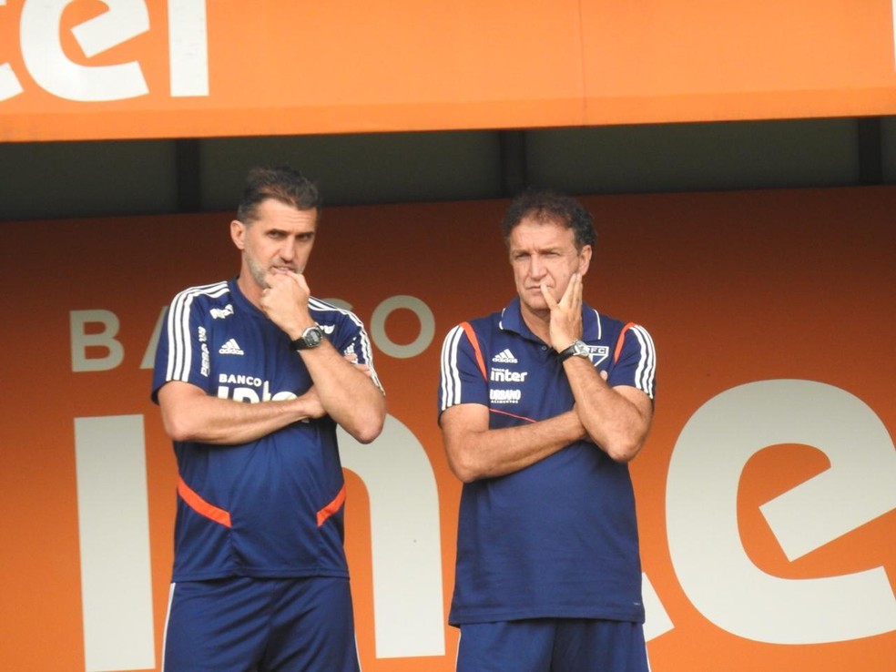 Vagner Mancini e Cuca conversam durante o treino do SÃ£o Paulo â Foto: Marcelo Hazan