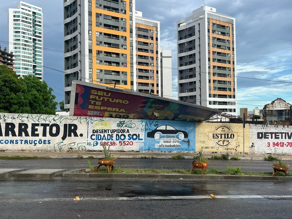 Placa de outdoor caída em Natal — Foto: Vinícius Marinho/Inter TV Cabugi