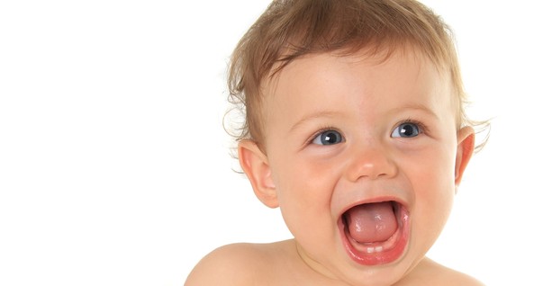 Criança sorrindo e mostrando os dentes (Foto: Shutterstock)
