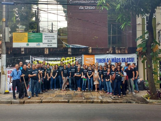 Servidores federais protestam contra a extinção da CGU, em Belém (Foto: Ana Paula Gama/G1)
