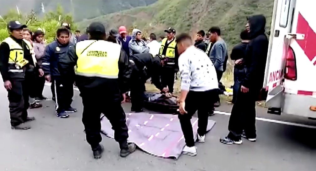 Socorristas fazem resgate após acidente de ônibus no Peru na terça-feira (1) — Foto: RADIO PROGRAMAS DEL PERU via Reuters