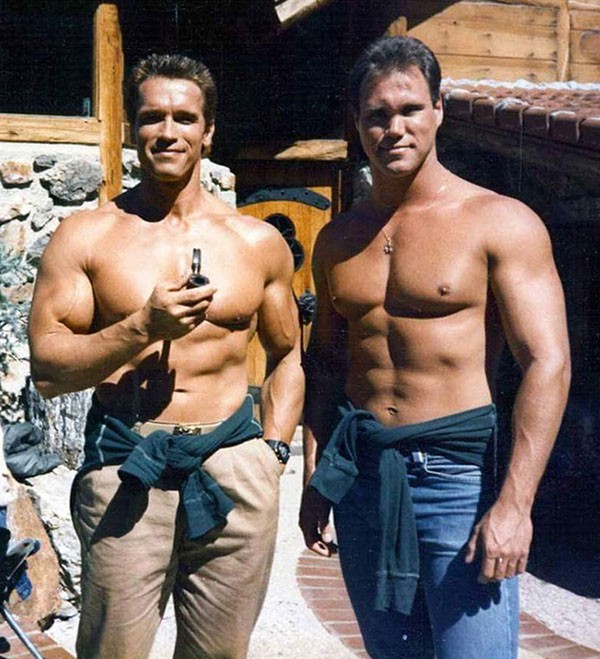 Arnold Schwarzenegger e dublê (Foto: Reprodução / Reddit)
