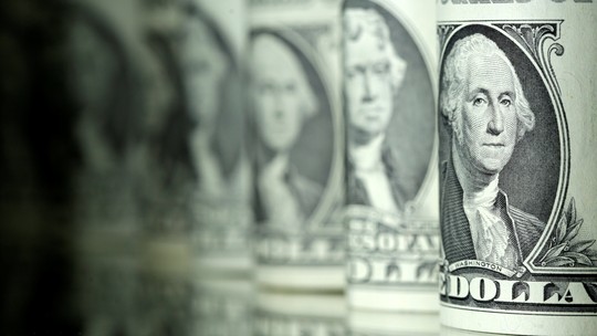 Dólar sobe mais, fecha a R$ 4,36 e renova recorde