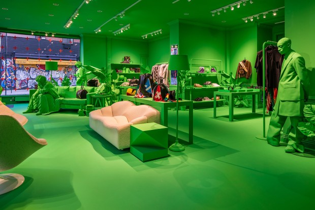 Na nova loja pop-up da Louis Vuitton em Nova York, o verde neon toma conta de tudo (Foto: Reprodução)