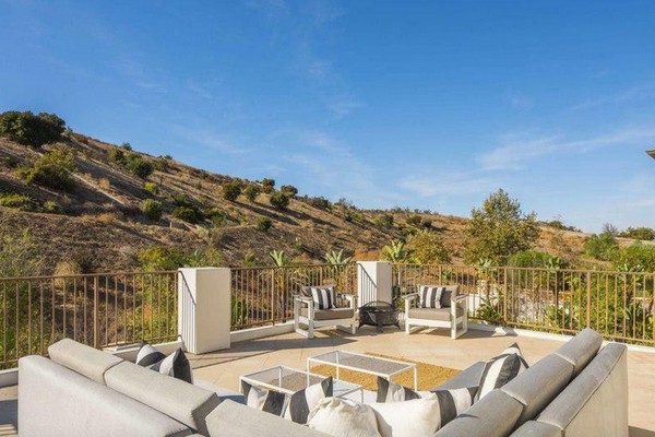 A mansão em Los Angeles que a atriz Katie Holmes colocou à venda por 19 milhões de reais (Foto: Divulgação)