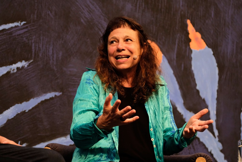 A atriz Iara Jamra na sessão de encerramento da Flip 2018, neste domingo (29) (Foto: Walter Craveiro/Divulgação)