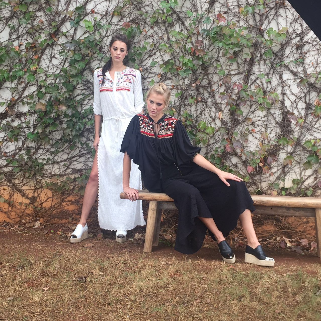 As modelos Celina Locks e Barbara Cavazotti am ação para a campanha de moda (Foto: Divulgação)