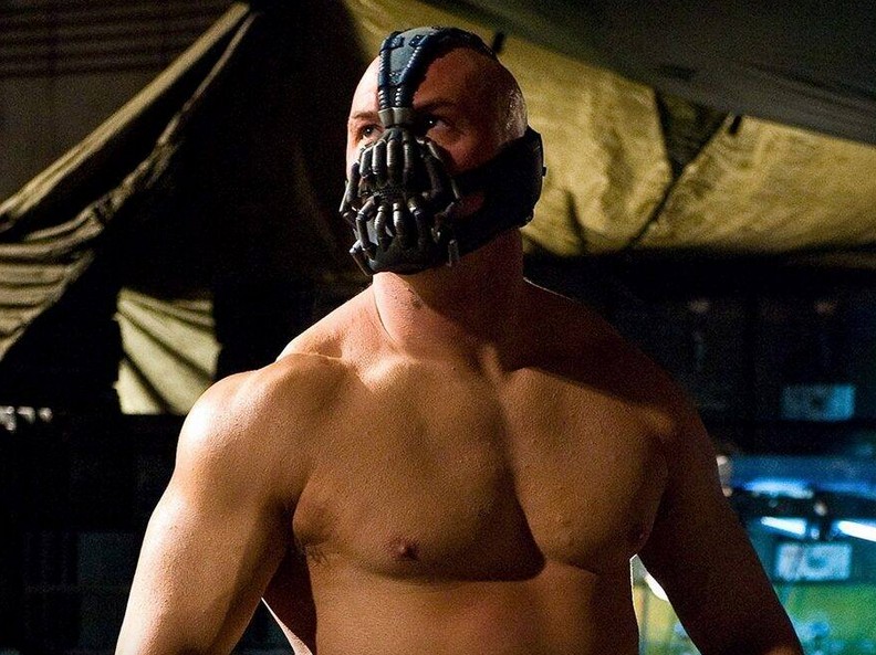 O ator Tom Hardy no papel do vilão Bane, em cena de Batman: O Cavaleiro das Trevas Ressurge (2012) (Foto: Reprodução)
