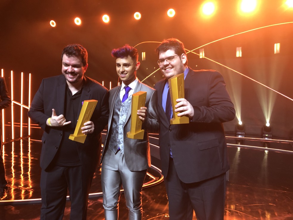 Gaules, Nobru e Casimiro posam com troféus do Prêmio eSports Brasil 2021 — Foto: Gabriel Oliveira