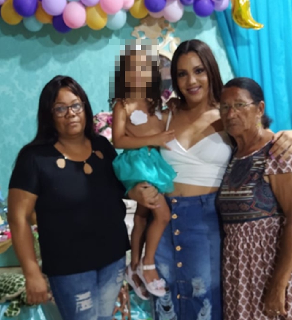 Marina com a avó Diva, com a mãe Marlene e a filha em Guapiaçu — Foto: Arquivo Pessoal