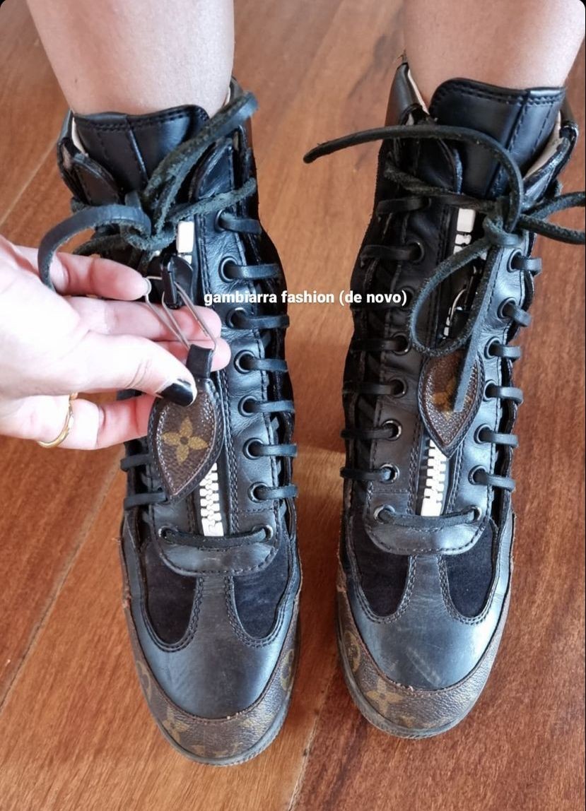 Manu Gavassi conserta bota grifada com clipe de papel (Foto: Reprodução/Instagram)