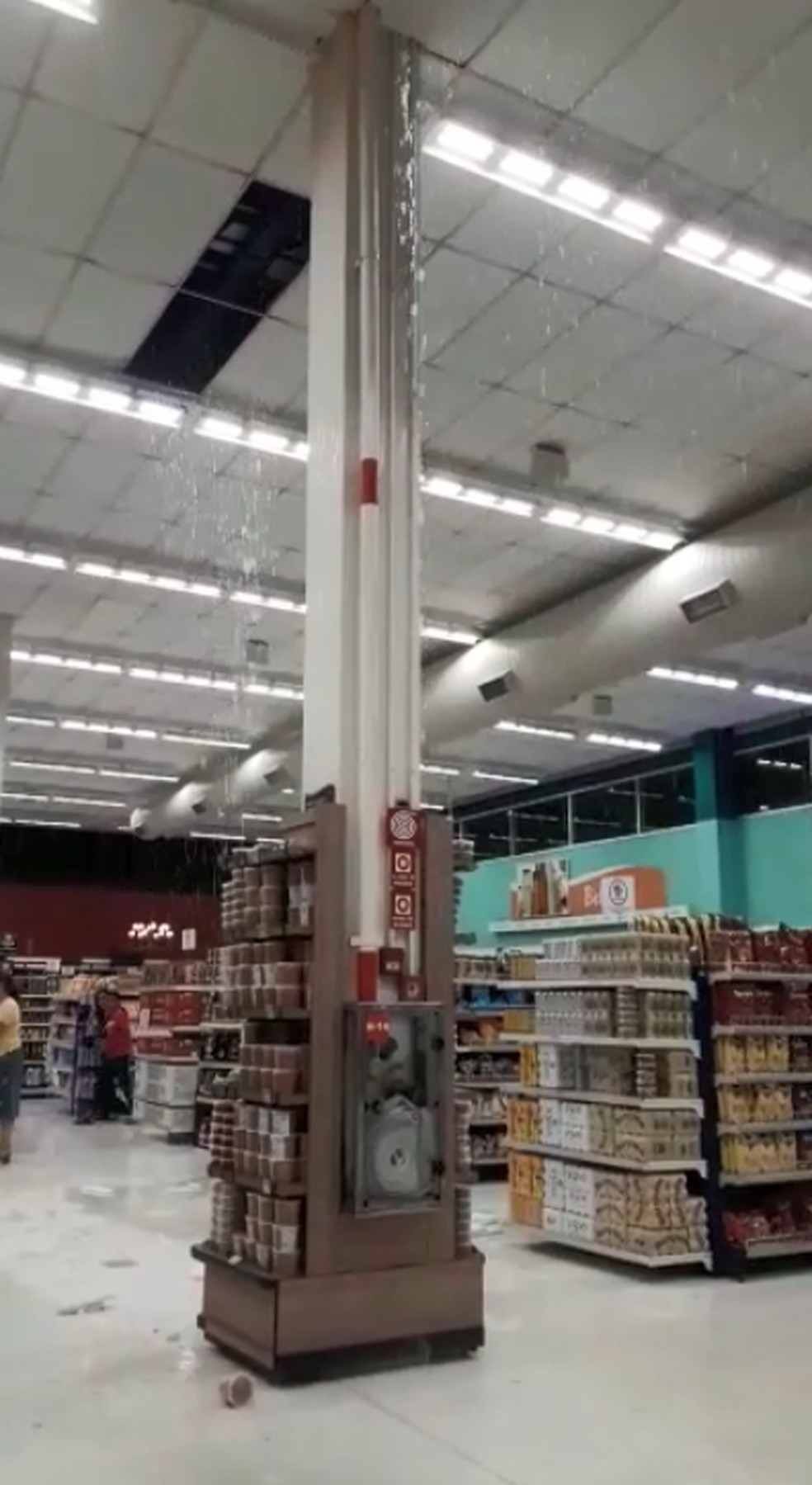 Teto de supermercado de Marília desabou com a chuva — Foto: Reprodução/TV TEM