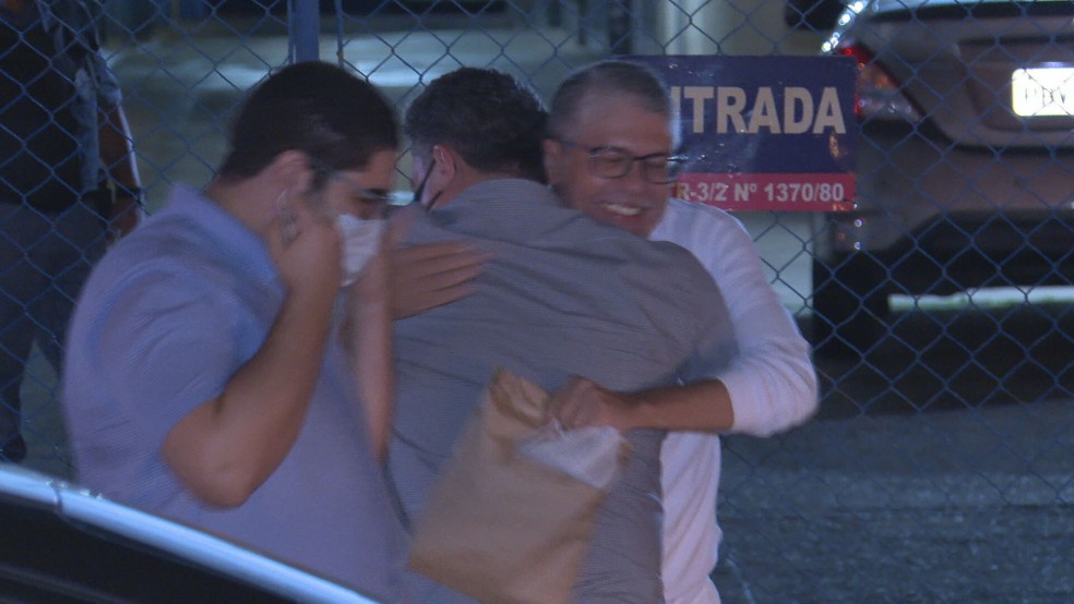 Ex-secretário de Saúde Francisco Araújo comemora saída da prisão do DF — Foto: TV Globo/Reprodução