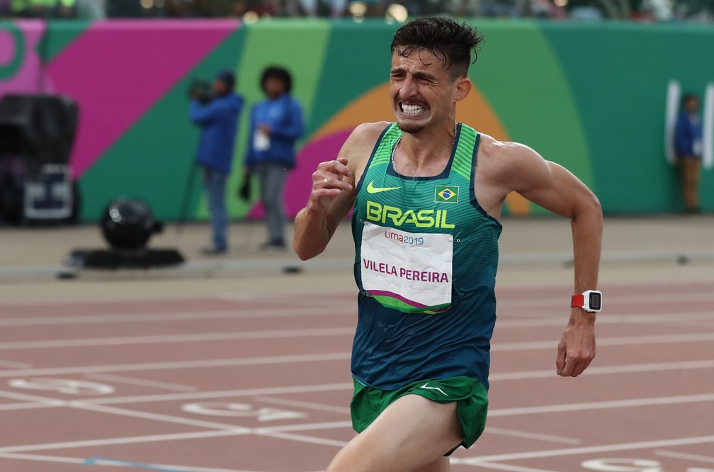 Ederson Vilela se esforÃ§a ao extremo para ficar com o ouro nos 10.000 mil metros â€” Foto: Reuters