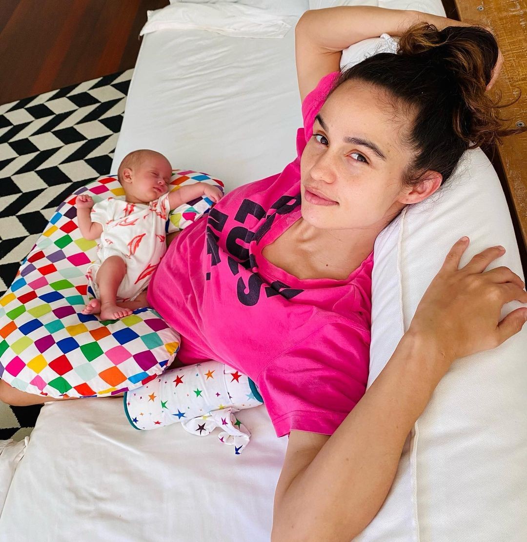 Nanda Costa posa com uma das gêmeas e desabafa sobre cansaço (Foto: Reprodução / Instagram)