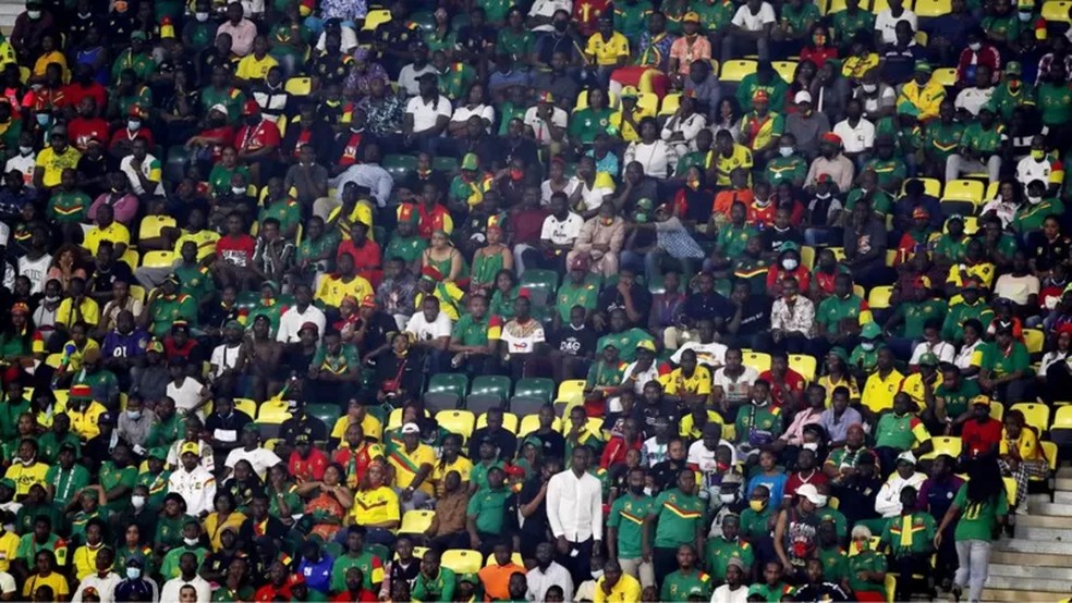 Nem todos que queriam assistir à partida entre Camarões e Comores puderam entrar no estádio, que tinha capacidade limitada devido a restrições relativas à Covid-19 — Foto: Reuters