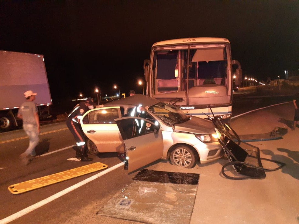 Batida entre ônibus e carro deixa homens feridos na BA-262, sudoeste da Bahia — Foto: PRE/Divulgação