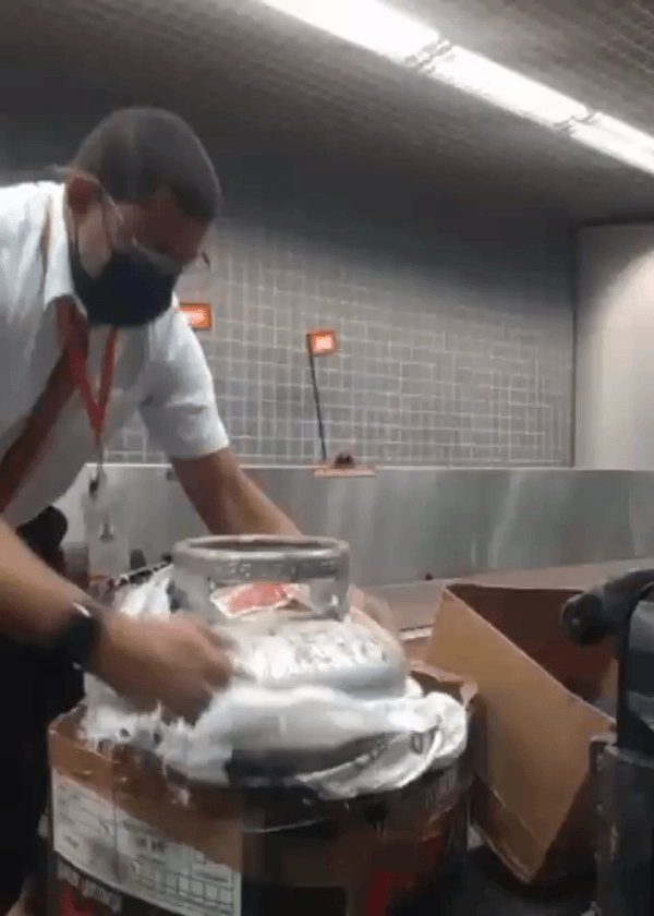 Funcionário que impediu mulher de despachar botijão de gás em voo vira herói no aeroporto: 'ficava pensando naquele avião caindo', diz
