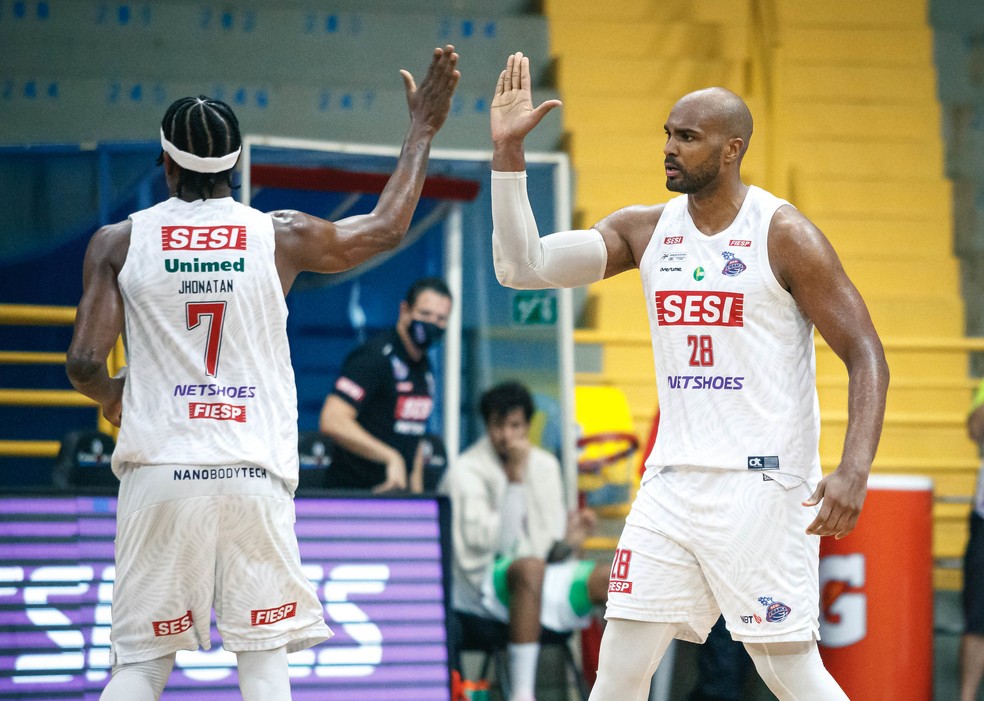 Jhonatan Luz e Lucas Mariano em vitória do Franca no NBB — Foto: Marcos Limonti/Sesi Franca Basquete
