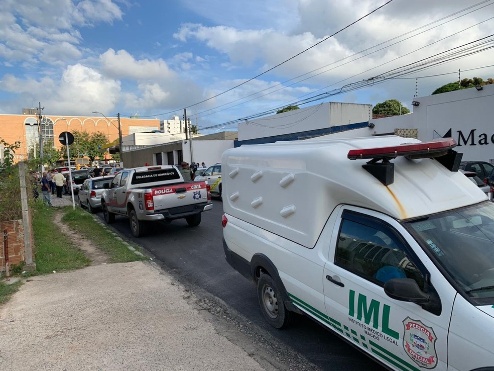 Corpos foram recolhidos pelo IML; polícia diz que casal foi morto a tiros — Foto: Karina Dantas/Arquivo pessoal