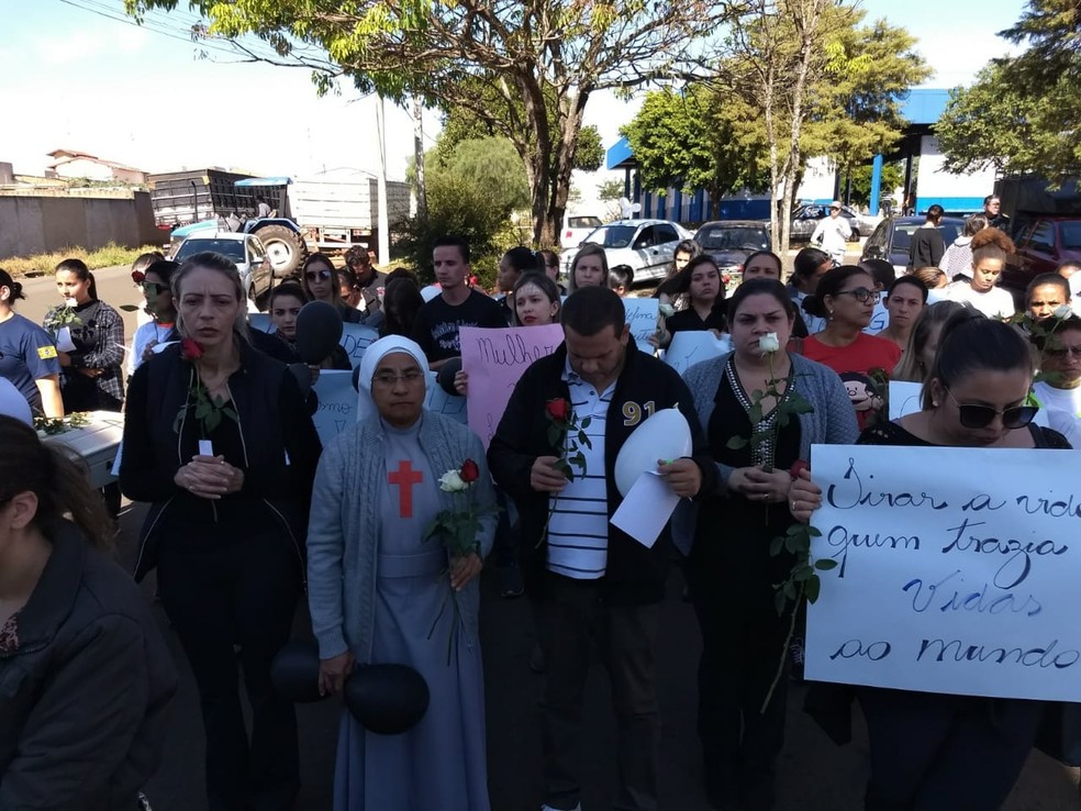 Manifestação de repúdio pela morte da obstetriz Nelly reuniu centenas de pessoas (Foto: Fabio Rodrigues/G1)