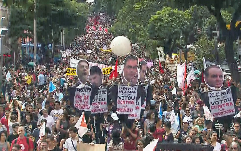 Protesto unificado em defesa da educação reúne milhares de pessoas em Belo Horizonte — Foto: Reprodução/TV Globo