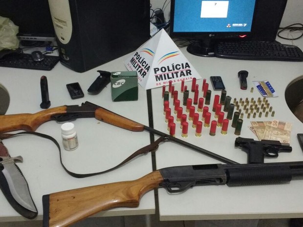 Armas e drogas foram apreendidas durante operação da PM no Norte de Minas (Foto: Divulgação/Polícia Militar)