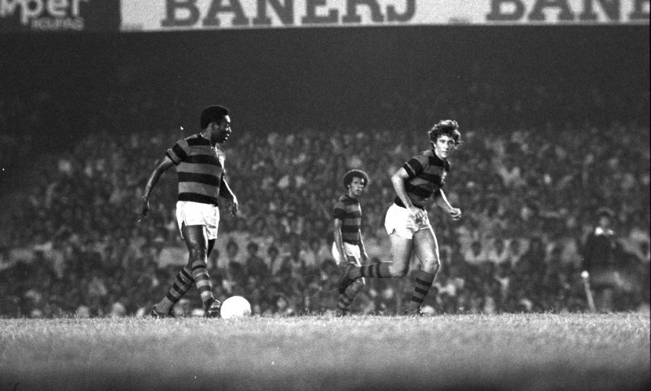 Zico e Pele em ação contra o Atlético-MG, em 1979  — Foto: Sebastião Marinho / Agência O Globo