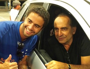 Alexandre Kalil e um torcedor do Cruzeiro (Foto: Marco Antônio Astoni)