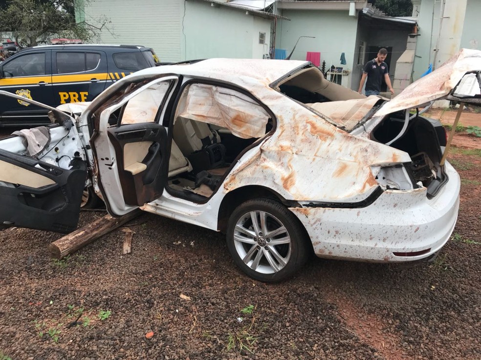 Carro dirigido pelo traficante ficou destruído  (Foto: Polícia Civil/ Divulgação)