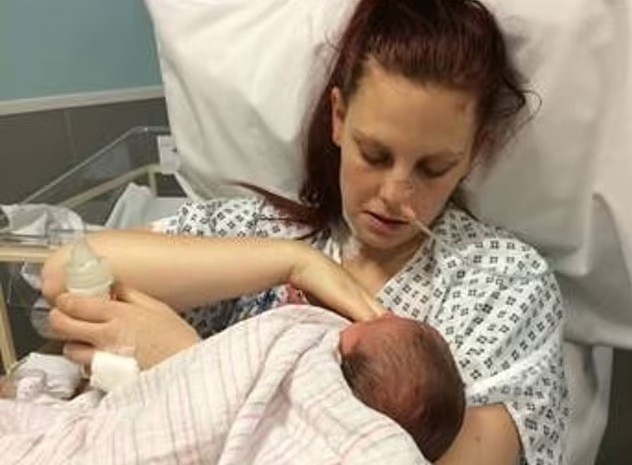 Ela sentia tanta dor e cansaço, que mal conseguia segurar sua bebê recém-nascida (Foto: Reprodução/ Daily Mail)