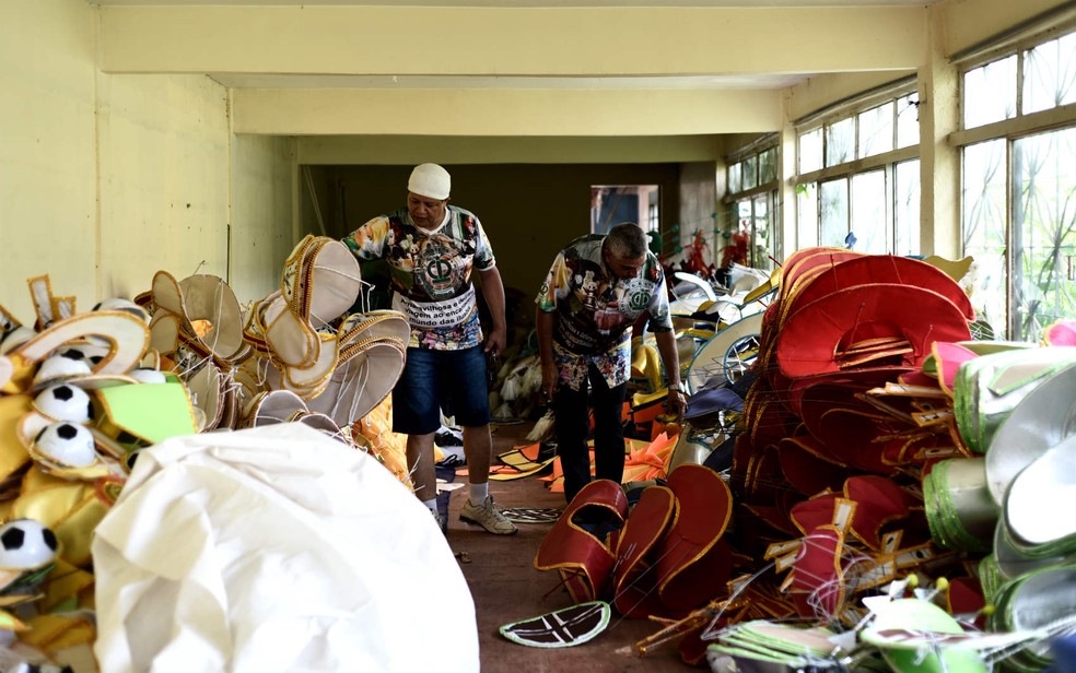 Dirigentes da Império do Guará mostram fantasias montadas em 2014, e acumuladas em barracão improvisado no DF — Foto: Alexandre Bastos/G1