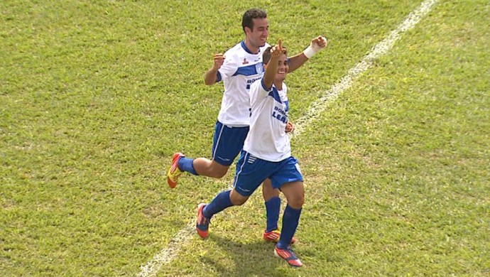 Monte Azul celebra gol na Série A2 de 2014 - Renan Mota (Foto: Sérgio Oliveira / EPTV)