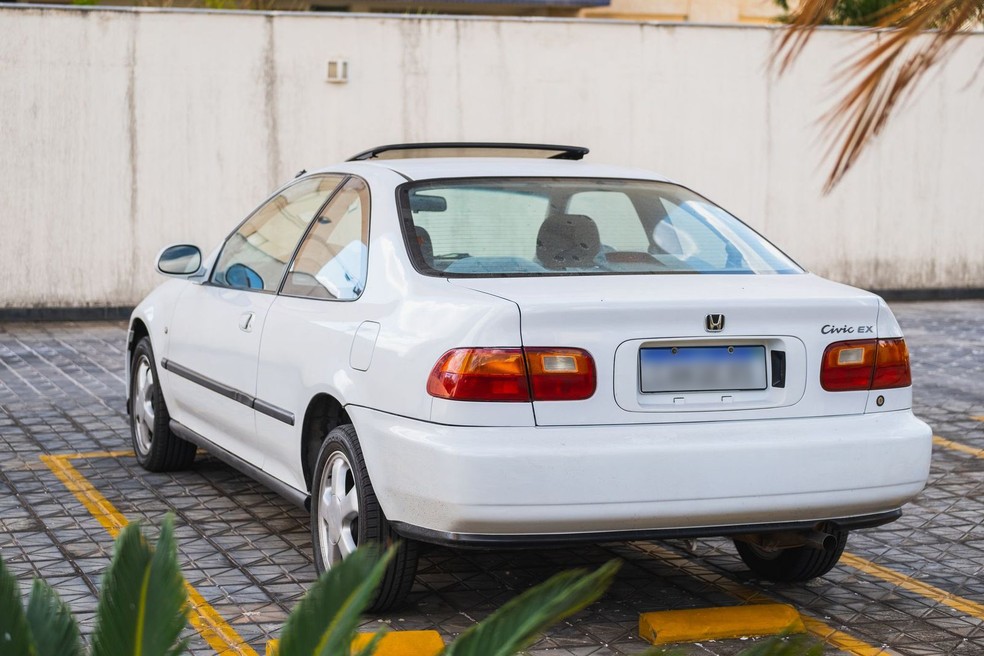O carro tem ar-condicionado e direção hidráulica — Foto: Bruno Castro/Autoesporte 