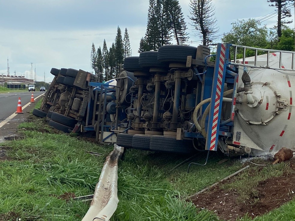 Tombamento ocorreu quando motorista tentou desviar de outro caminhão — Foto: Edijan Del Santo/ EPTV