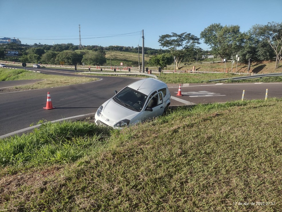 Carro ficou enroscado em bueiro de rotatória após motorista perder o controle da direção, em Presidente Prudente (SP) — Foto: Cedida