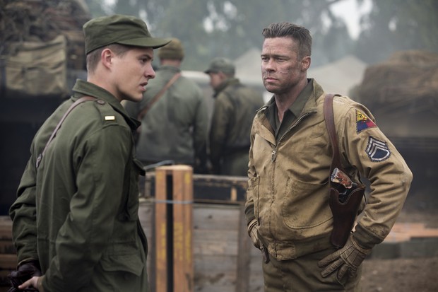 Wardaddy (Brad Pitt) gets his new orders from Lieutenant Parker (Xavier Samuel) in Columbia Pictures' FURY. (Foto: Editora Globo)