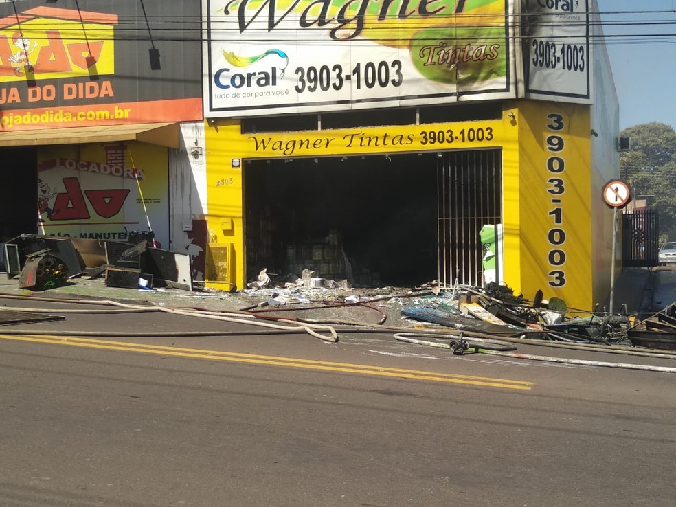 Incêndio destruiu loja de tintas em Presidente Prudente — Foto: Kawanny Barros/TV Fronteira