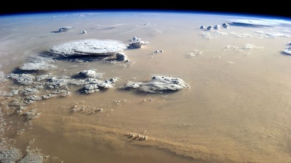 Nuvens de poeira e de vapor d'água sobre o deserto do Saara (Foto: Nasa Earth Observatory)