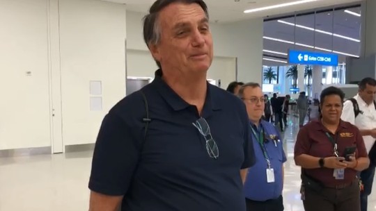 Recepção a Bolsonaro no aeroporto teve pouca gente porque todos estavam presos
